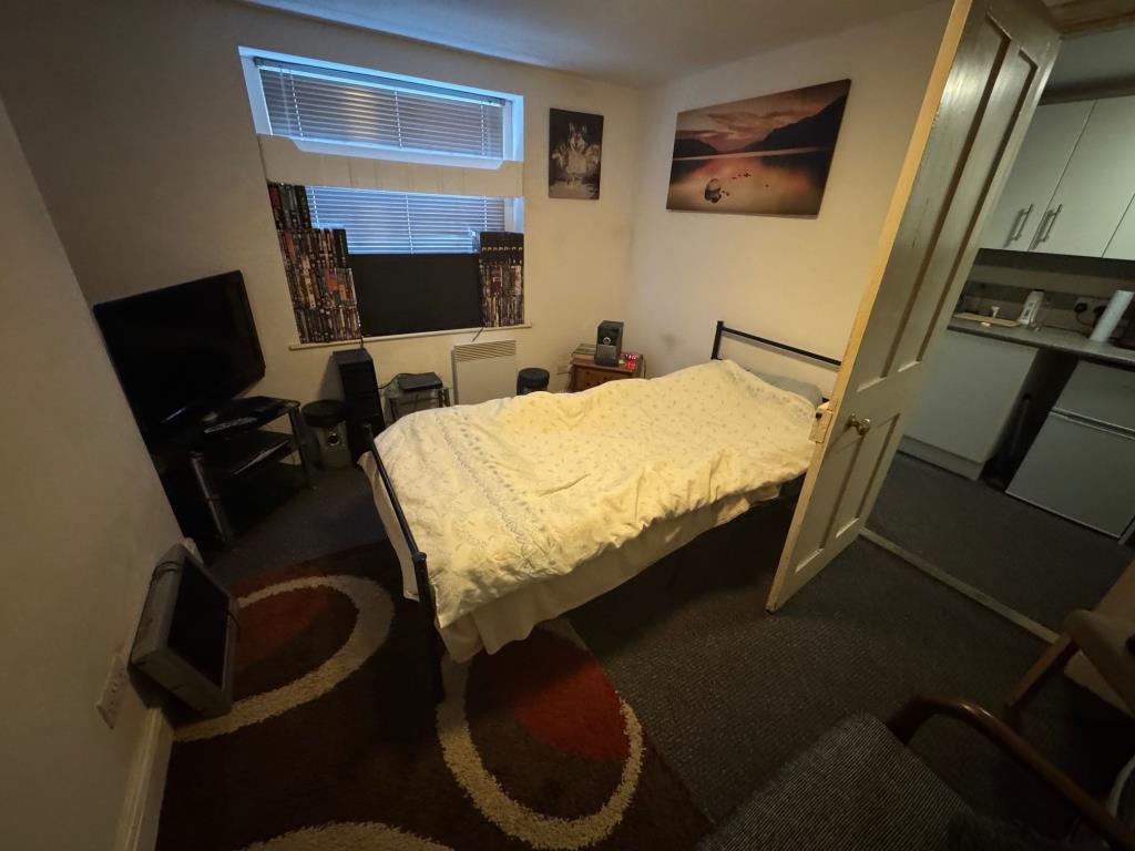 Lot: 161 - FREEHOLD INVESTMENT BLOCK OF FOUR FLATS - Basement flat - bedroom